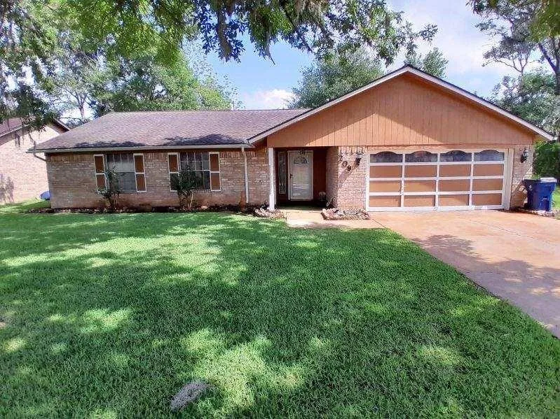 209 Montclaire Dr Drive West Columbia, TX 77486