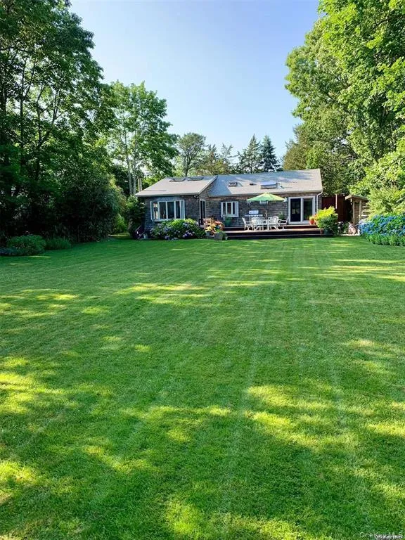 6 Lynn Court Hampton Bays, NY 11946