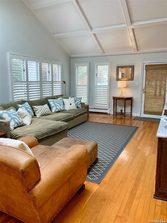 6 Lynn Court Hampton Bays, NY 11946