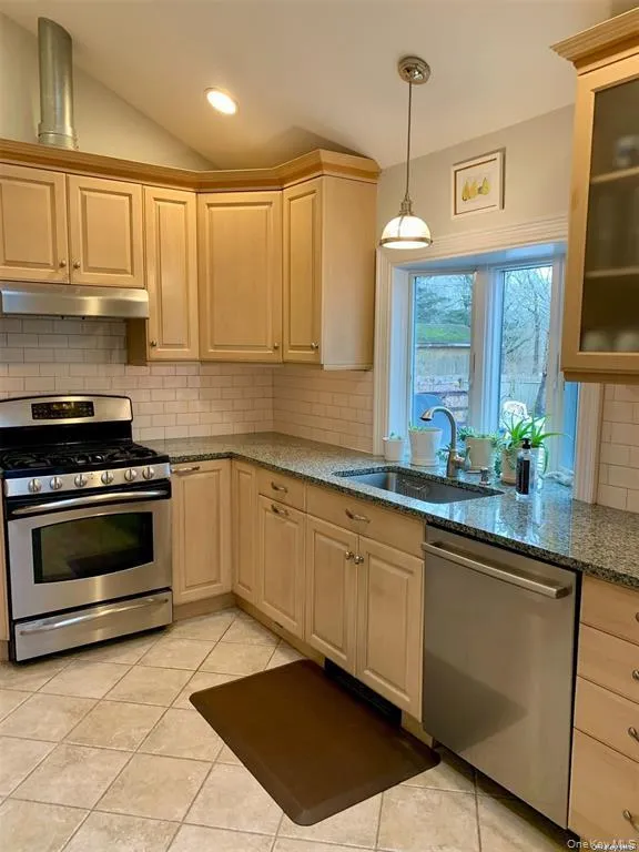 6 Lynn Court Hampton Bays, NY 11946
