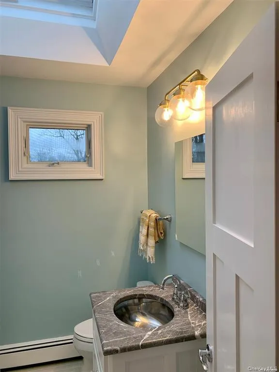 6 Lynn Court Hampton Bays, NY 11946