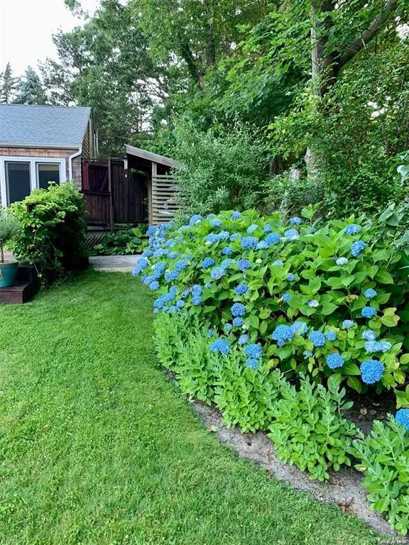 6 Lynn Court Hampton Bays, NY 11946