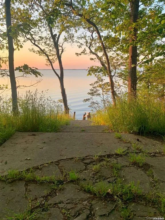 6 Lynn Court Hampton Bays, NY 11946
