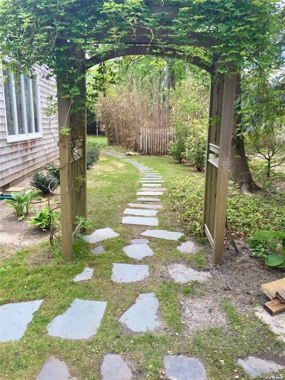 6 Lynn Court Hampton Bays, NY 11946