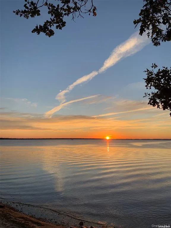 6 Lynn Court Hampton Bays, NY 11946