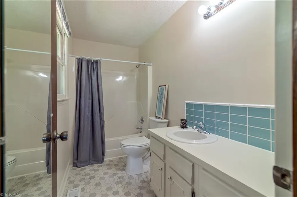 1625 Eagle Crest Drive Pfafftown, NC 27040
