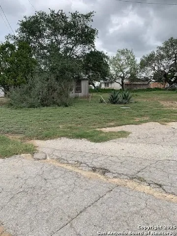 413 Ross Devine, TX 78016
