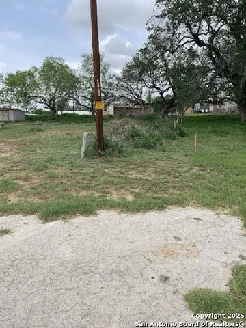 413 Ross Devine, TX 78016