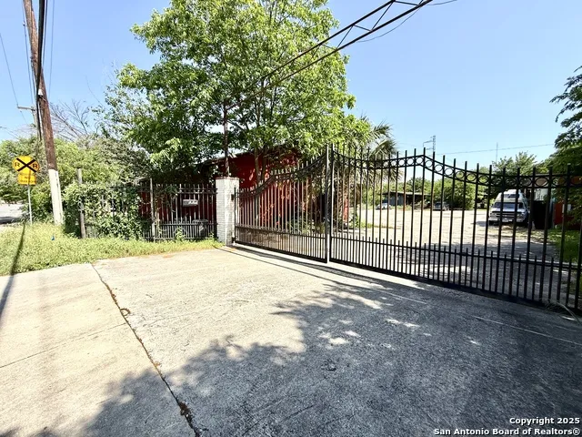 1010 W Ashby Pl San Antonio, TX 78212