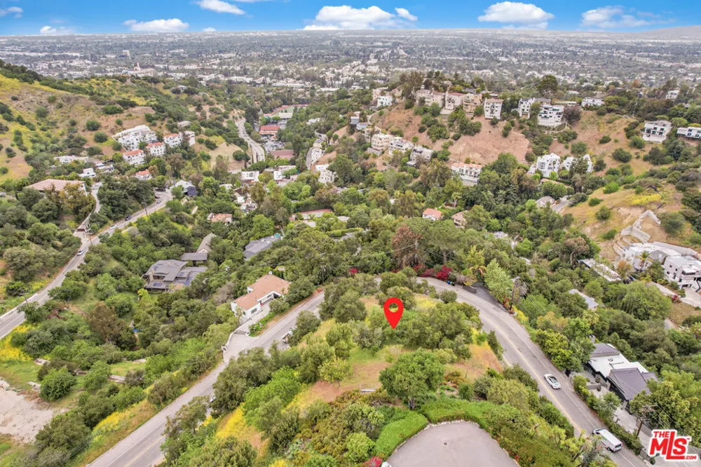 3301 COLDWATER CANYON AVENUE Studio City, CA 91604
