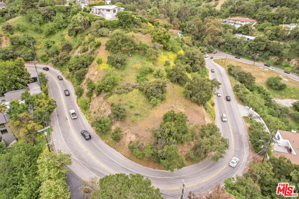 3301 COLDWATER CANYON AVENUE Studio City, CA 91604