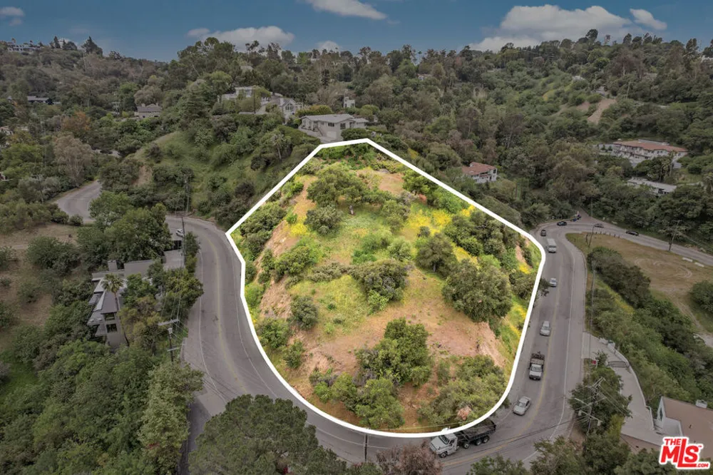 3301 COLDWATER CANYON AVENUE Studio City, CA 91604