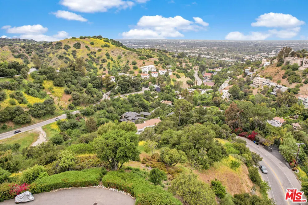 3301 COLDWATER CANYON AVENUE Studio City, CA 91604