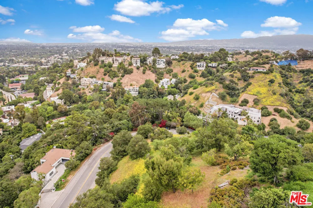 3301 COLDWATER CANYON AVENUE Studio City, CA 91604