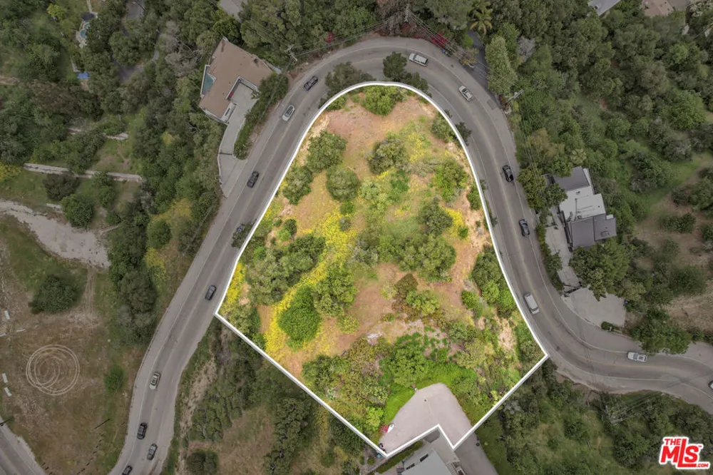 3301 COLDWATER CANYON AVENUE Studio City, CA 91604