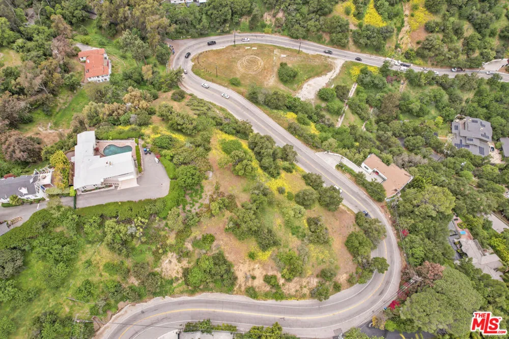 3301 COLDWATER CANYON AVENUE Studio City, CA 91604