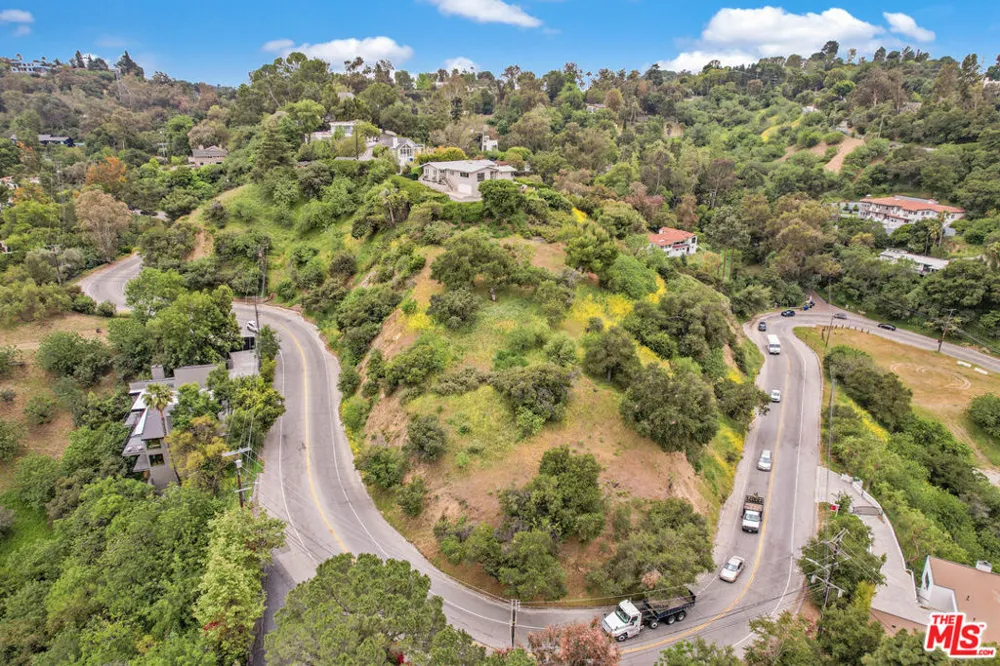 3301 COLDWATER CANYON AVENUE Studio City, CA 91604
