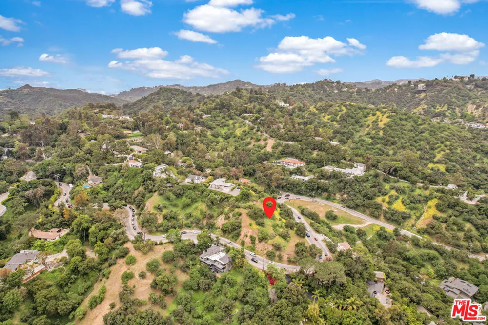 3301 COLDWATER CANYON AVENUE Studio City, CA 91604