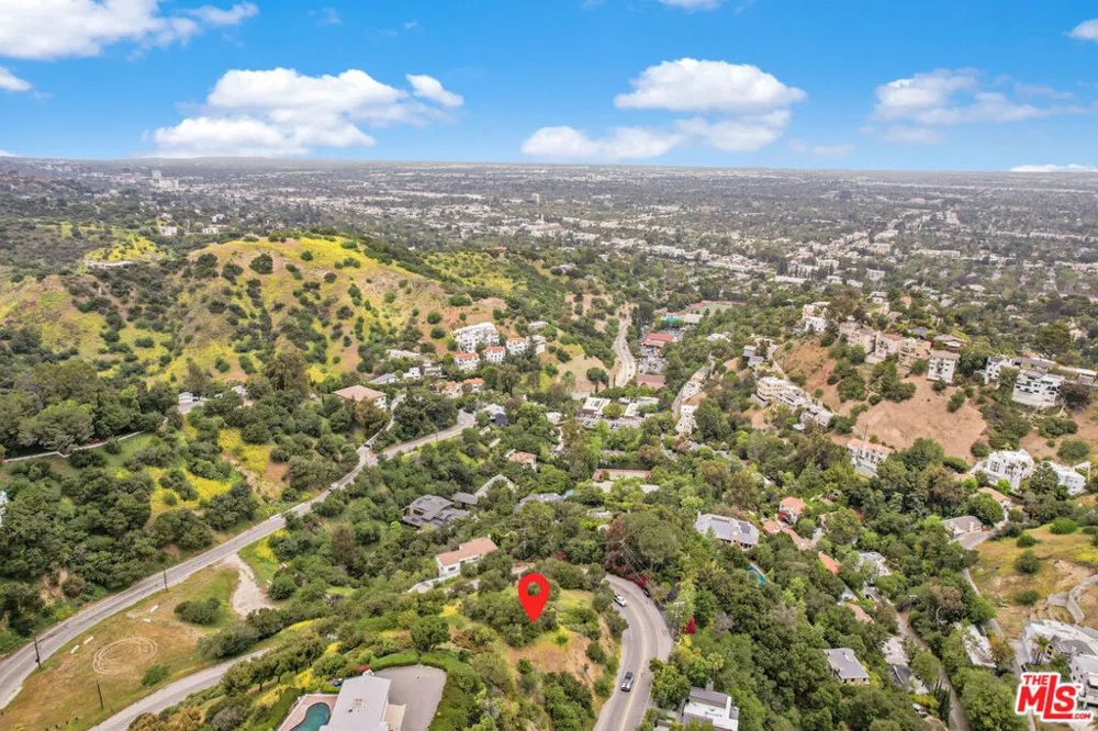 3301 COLDWATER CANYON AVENUE Studio City, CA 91604