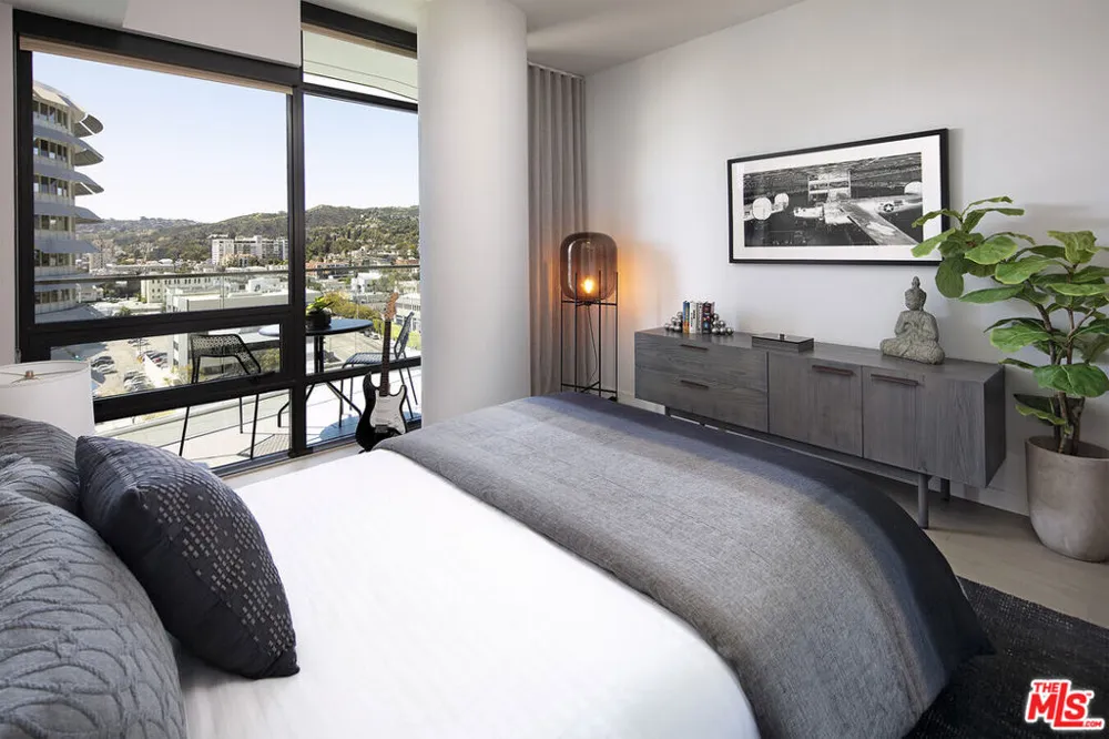 1755 Argyle Avenue #1005 Los Angeles, CA 90028