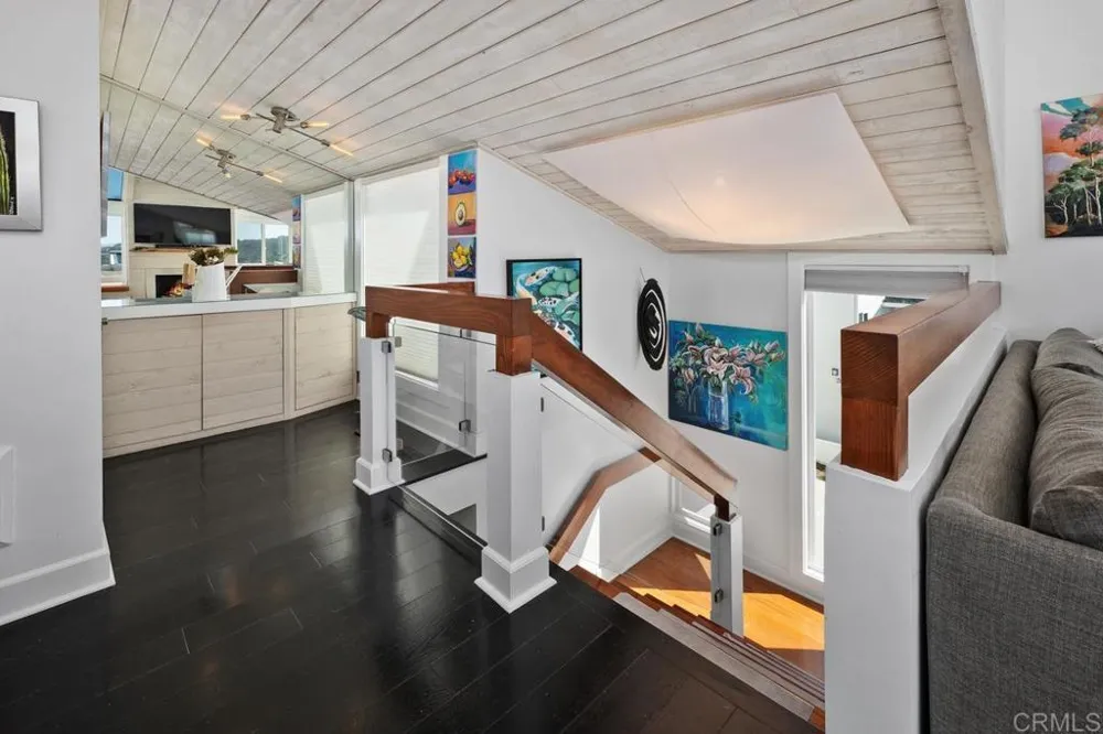 328 SHOMAKER CT. Solana Beach, CA 92075