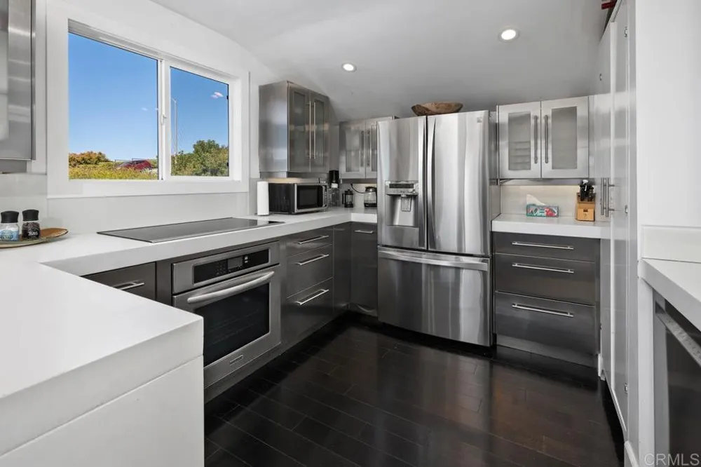 328 SHOMAKER CT. Solana Beach, CA 92075