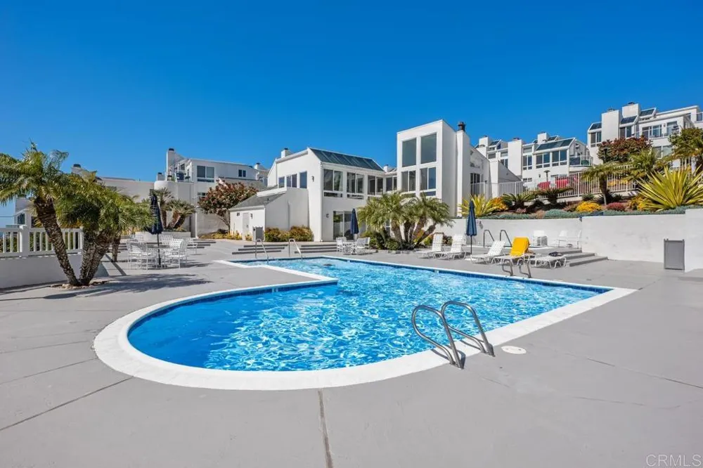 328 SHOMAKER CT. Solana Beach, CA 92075