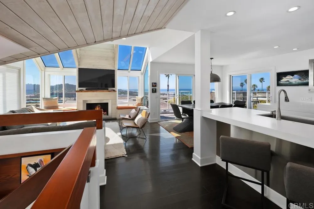 328 SHOMAKER CT. Solana Beach, CA 92075