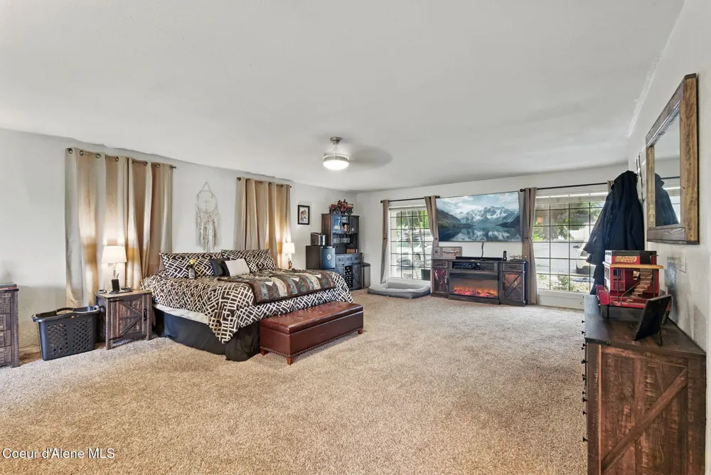 291 Comeback Bay Ln Sagle, ID 83860