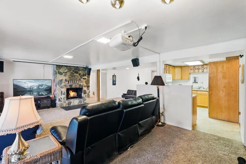 291 Comeback Bay Ln Sagle, ID 83860