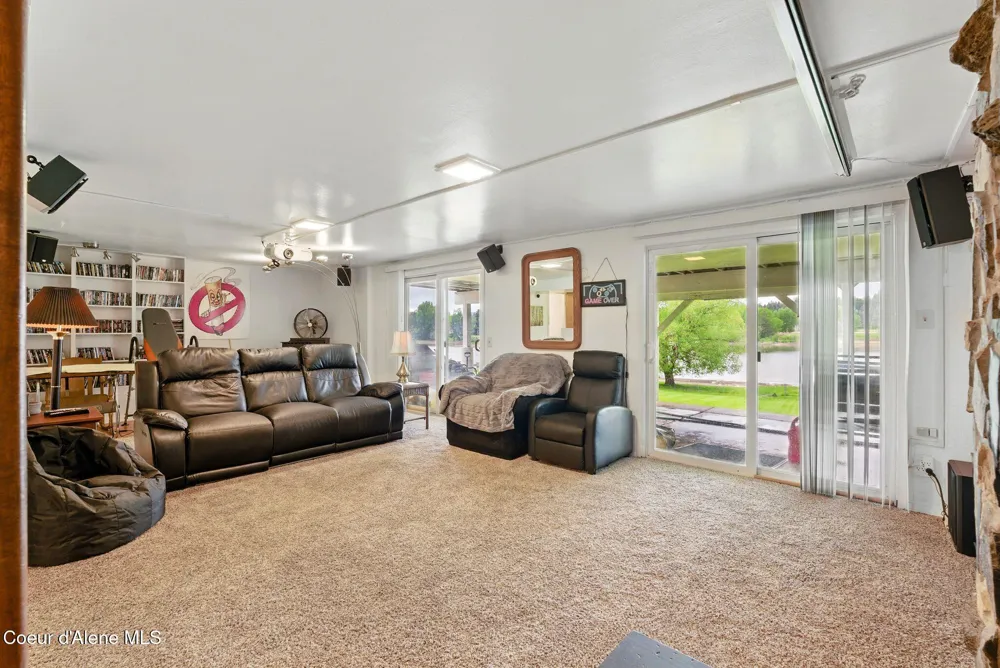 291 Comeback Bay Ln Sagle, ID 83860