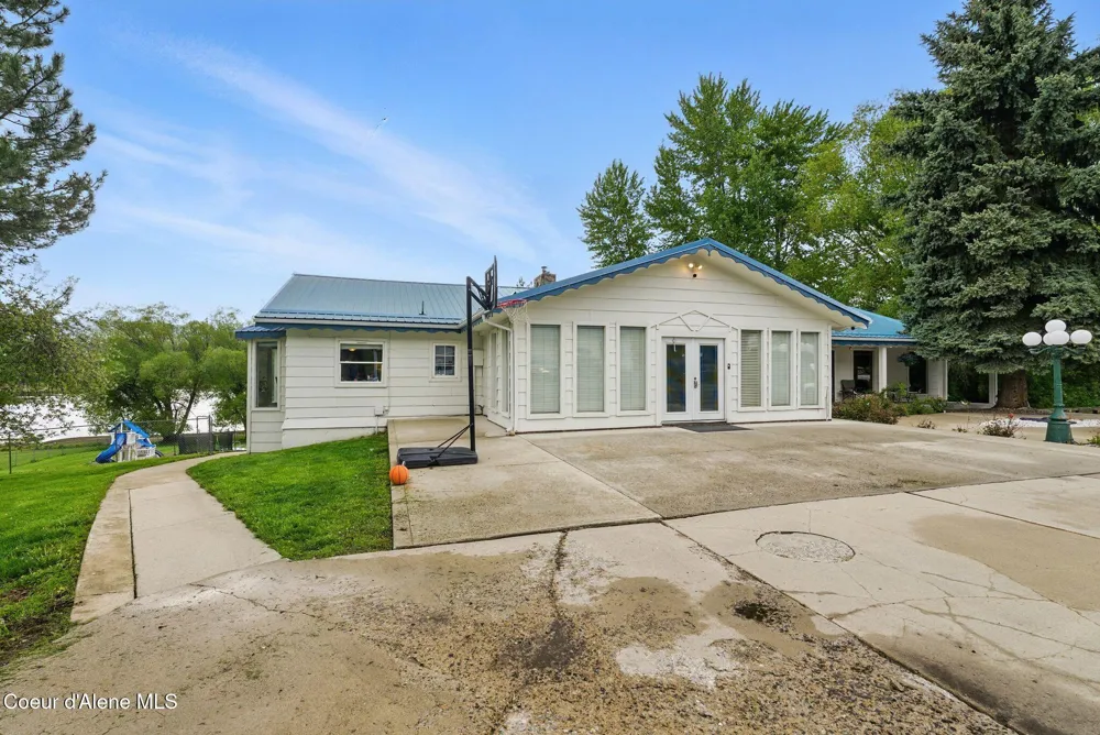 291 Comeback Bay Ln Sagle, ID 83860