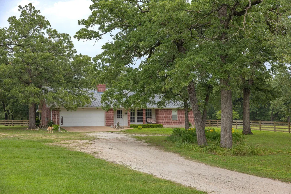 4988 Paso Fino Lane Madisonville, TX 77864