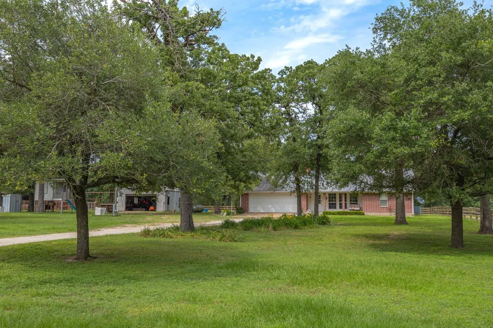 4988 Paso Fino Lane Madisonville, TX 77864