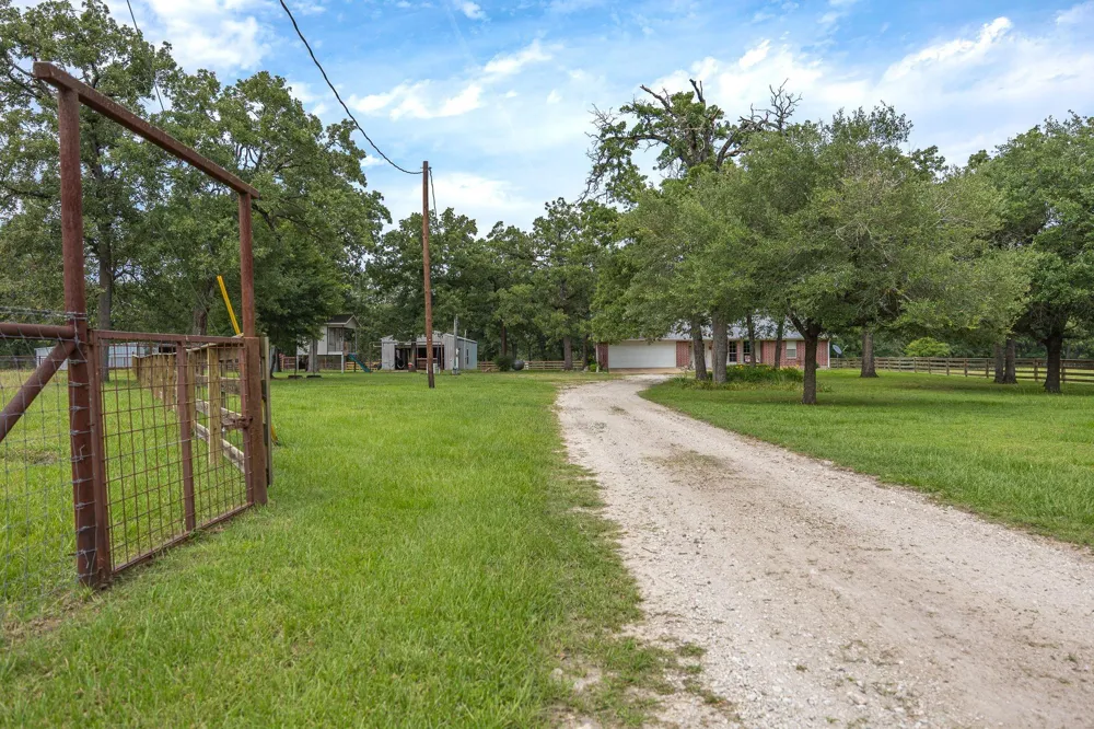 4988 Paso Fino Lane Madisonville, TX 77864