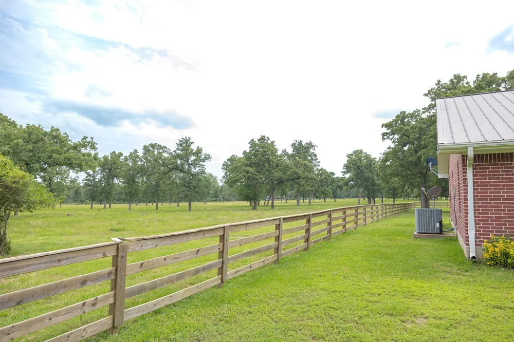 4988 Paso Fino Lane Madisonville, TX 77864