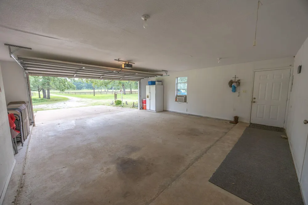 4988 Paso Fino Lane Madisonville, TX 77864