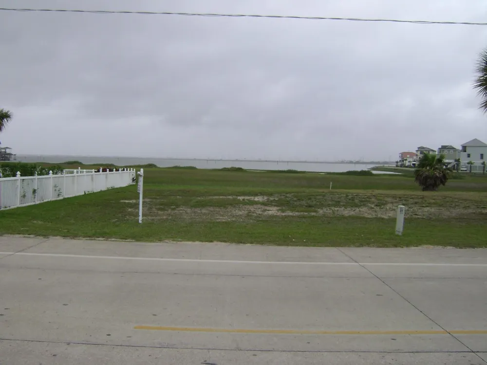 27 Tiki Drive Tiki Island, TX 77554