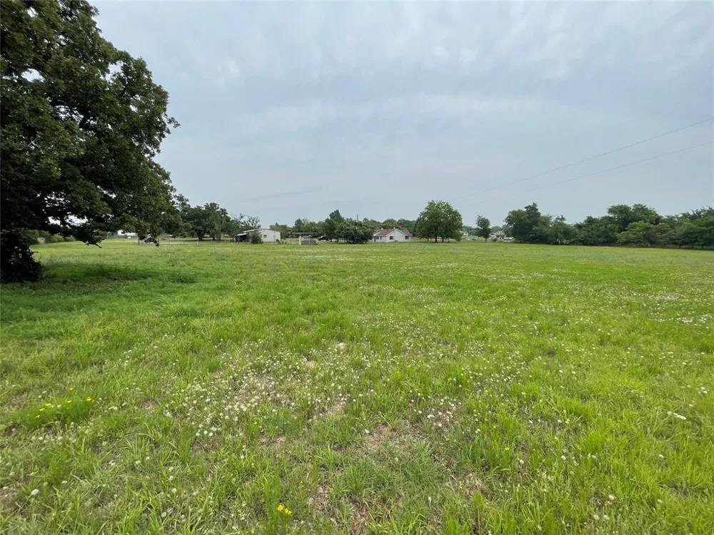 979 East Barry Street Reno, TX 76020