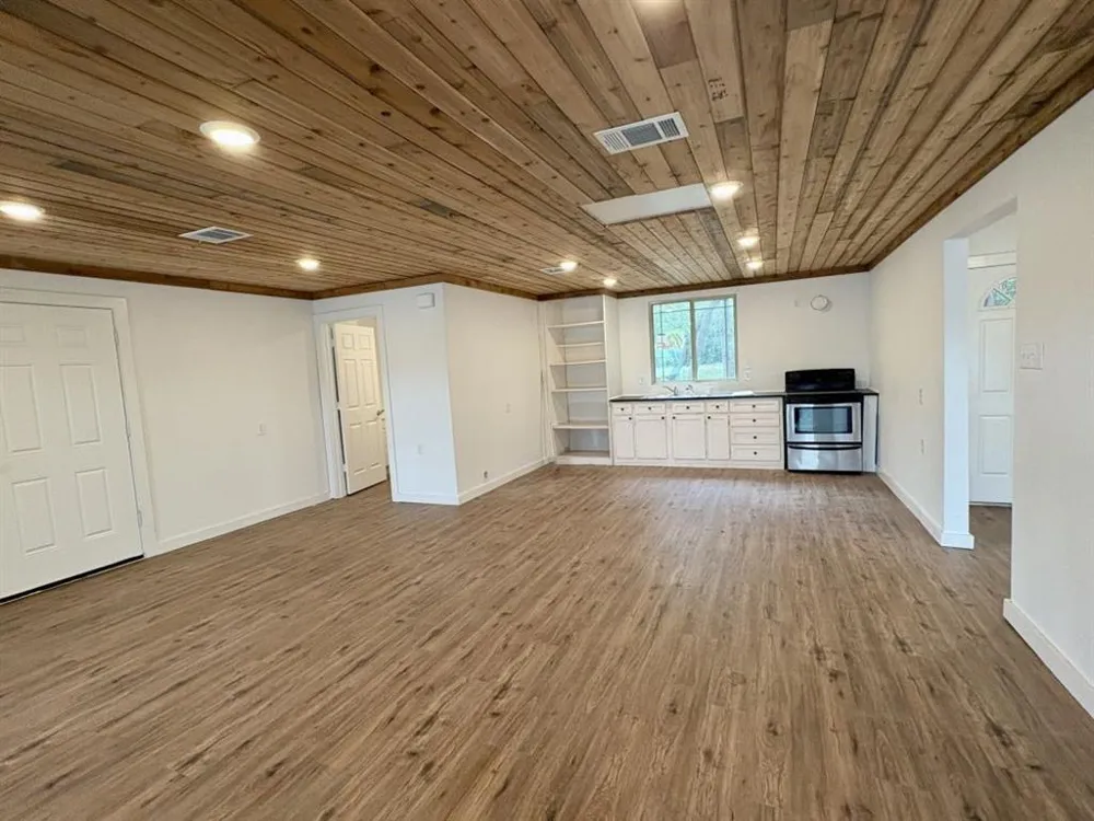 106 Caddo Smithville, TX 78957