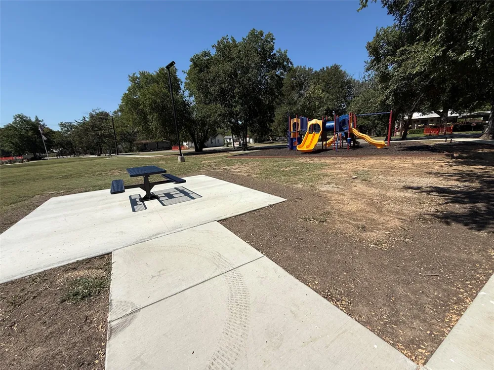 Central Avenue Newark, TX 76071