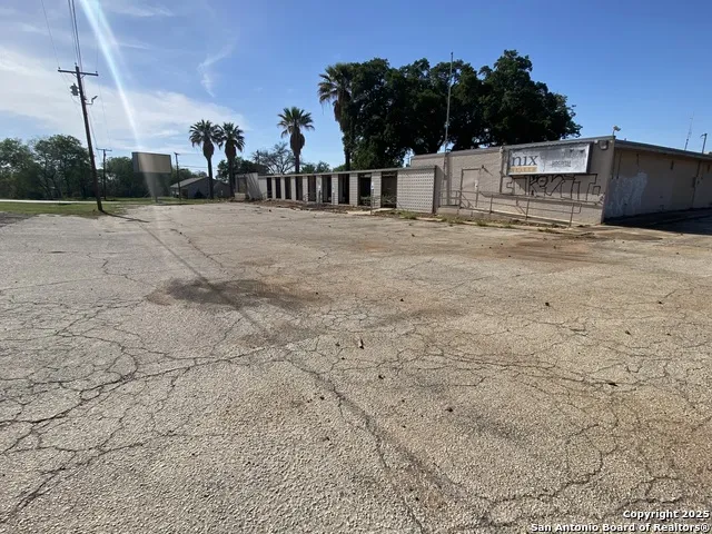 230 W Miller Dilley, TX 78017