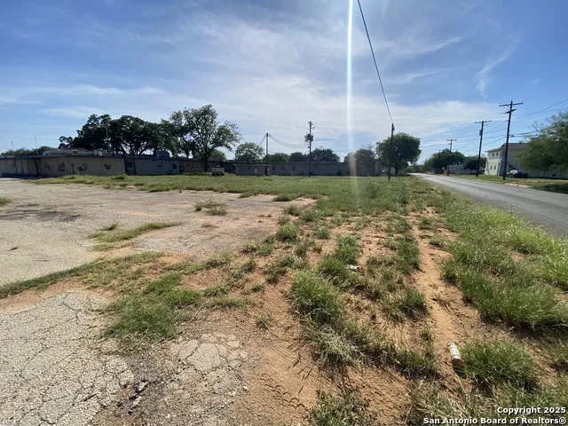 230 W Miller Dilley, TX 78017