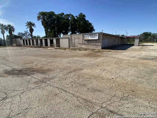 230 W Miller Dilley, TX 78017