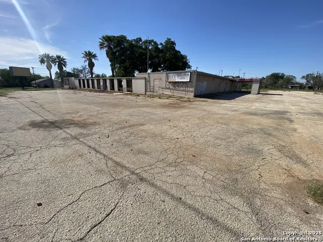 230 W Miller Dilley, TX 78017