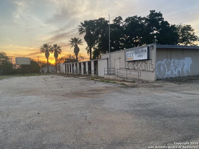 230 W Miller Dilley, TX 78017