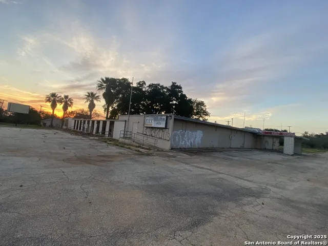 230 W Miller Dilley, TX 78017