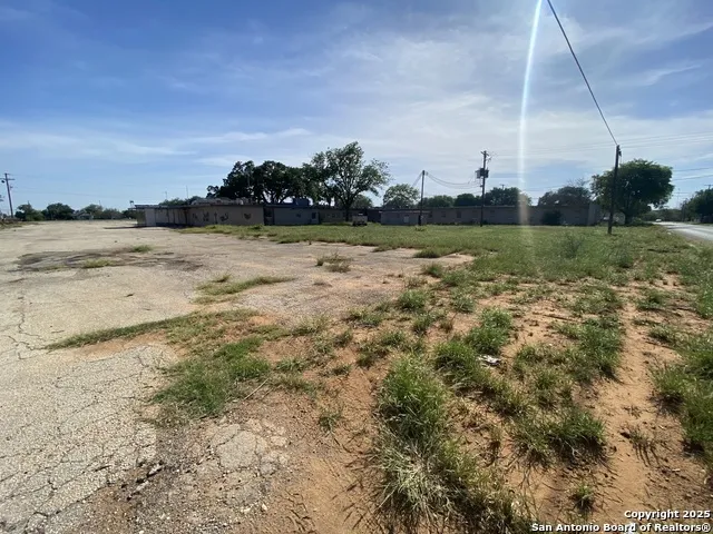230 W Miller Dilley, TX 78017