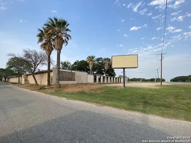 230 W Miller Dilley, TX 78017