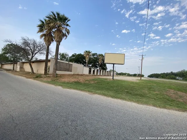 230 W Miller Dilley, TX 78017